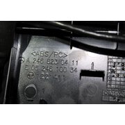 Mercedes Benz W117 CLA USB Anschluss Mittelkonsole Halteplatte A 2468230411